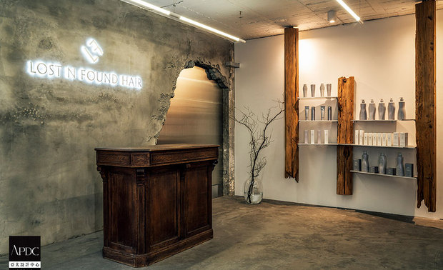 ▲接待区以带历史氛围的古董柜檯,营造温润视感,一旁的展售层架,也以木材馀料回收再利用,衔接场域语彙,搭佐枯木妆点,形构自然艺术端景。