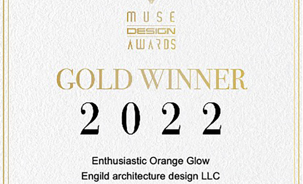 本文由OPEN编辑部撰写

MUSE Design Awards 由历史悠久的国际奖项协会International Awards Associates（IAA）主办，以发掘全球设计缪思为宗旨，为建筑、室内、时尚等领域提供全面的发光舞台，每年严格的评分标准，吸引国际知名品牌与设计师争相参与。

2022年MUSE Design Awards共收到来自三十八个国家、近六千多份的参赛作品，并由一百一十位专业评审进行遴选，可谓最具影响力的国际奖项之一，而IAA发言人Thomas Brandt指出，「于2022年MUSE大赛胜出的获奖作品，其精緻程度与作品的完成度及深度，皆象徵着创意及设计行业的最佳表现。」他补充说：「IAA 讚扬所有参赛者对工艺的奉献，并希望他们不断用热情进一步扩大创造力和设计的极限。」

岩筑设计 尤建勳 主持设计师 于作品《木筑橙染》中，以沉稳的灰黑白基底，注入企业代表橙色，搭佐线条感丰富的深灰石材和金属格栅，打造大气时尚的公司总部，令人惊豔的杰作一举夺得2022赛事「金奖」头衔，大展品牌非凡才气！
