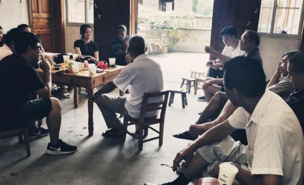 考察过后,老龚叔组织了当地的老人们一起和我们交流他们心中的古村记忆和儿时的欢乐。在他们的描述中,我们知道了金家古村鲜为人知的历史,抗战时期的英雄人物是如何战斗的、建国后前往中南海演出刘三姐的那位奶奶的歌声、更为有趣的是在老龚叔的带领下,老人们组成了新的组合----金家古村长老院,随时为我们提供古村独有的文化和记忆