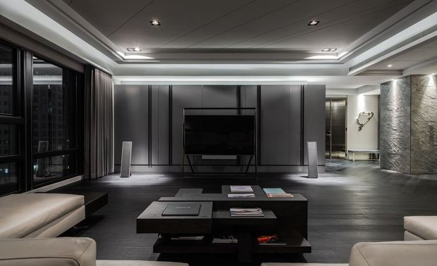 （图）简兆芝室内设计作品《幽岸岩光》

引领年轻世代 长久传承热情

在业界发光发热之馀，简设计师更在教育上不遗馀力，不只教授专业知识，也传达就业应抱持的态度。她观察到，学生们一开始都很有创作理想，但实际接触到设计产业后，初心便会被逐渐消磨，「各行各业都有辛苦的地方，也难免有让人觉得不公平的时候，不过我想告诉他们，只要怀抱热情和正确的工作心态，就能在这条道路上坚持下去。」

她接着分享，去年自己有两组学生，都已经通过学校海选，可获得参加德国红点设计大奖的补助，然而却由于经费有限，只能从中挑选一组，而在忍痛做出选择后，她也另外自行出资，让落选的小组依旧可以参赛。

「我没什麽特别的教育想法，只是回想如果在学生时代，我努力过了徵选，却因为老师一念之间的决定，就失去这麽珍贵的机会，那真的会很受打击。」虽然不得不面对社会现实，简设计师仍然将心比心，为初出茅庐的年轻学子，点燃备受肯定的希望火苗。
