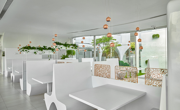 
用餐区——浑然一体 悠扬于海

步入用餐区，一体成型的餐桌椅以圆滑的线条，整齐地舒展开来，环顾身畔，繁复的金属凋花隔屏、如泡沫般悬浮空中的玫瑰金灯饰，带来绚丽视觉感，两侧立面佈满復古画风的海生壁纸，角落处缀以蔓蔓青草，使人宛在水中央，怀抱悠游惬意的心情畅享美食。
