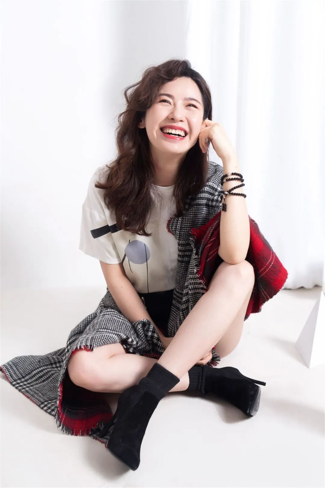 尚舍生活设计师 刘芊妤
工作与家庭兼顾的靓丽辣妈
在拥有自己的家庭和萌宝后,切身体会到有宝宝的家庭对私宅空间的居住诉求,所以在室内设计中加入了更多对于实用性能的考量,例如在家中如何保护萌宝避免磕碰受伤,儿童房在设计中要考虑衣柜是否方便小朋友自主挑选衣物,如何进行玩具收纳等等。
我会更努力的在私宅空间的实用性和美观度之间找到一个平衡点,让家美观和实用兼具。私宅设计师应该全面了解业主的生活轨迹,全方位顾及家中所有常驻人口的生活起居动线,而不是仅仅按照设计师自己的喜好来设计。居家空间舒适度是基础,好看美观是加分项。