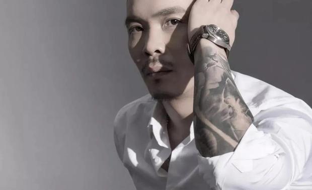 黄永才 [中国.广州]
台湾中生代设计领军人物
广州设计名片、中国设计鬼才
RMA共和都市创始人&创意总监
积粟社联合发起人之一

部分获奖经历：
（意大利）2018A’Design Award金奖
（德国）2018年红点设计大奖Red Dot Design Award红点奖
（美国）2018年度 International Design Awards 设计大奖
（德国）2018年IF Design Award设计大奖
（中国台湾）2018年台湾TID设计大奖
（美国）2016-2017年度AAP美国建筑奖
（德国）2017年红点设计大奖Red Dot Design Award红点奖
（英国）2017年英国Andrew Martin安德鲁马丁国际室内设计大奖
（中国深圳）2017 国际空间设计大奖——Idea-Tops 艾特奖
（意大利）2016-2017年度A’Design Award意大利米兰设计大奖赛金奖
（中国）2016-2017UNDER40中国设计杰出青年
（中国上海）2016年上海国际室内设计节第十一届”金外滩奖"最佳休闲娱乐空间奖
（中国）CIID2016年广州杰出青年设计师
（中国）2016中国新势力榜
（中国）马蹄网杰出设计奖2016-2017年度最受关注设计师奖
（美国）2015年第11届美国纽约HOSPITALITY DESIGN AWARDS 冠军奖
（加拿大）2015年北美GRANDS PRIXDU DESIGN国际金奖
（中国台湾）2015年台湾金点设计奖
（中国）2015年第九届全球创意设计大奖-IAI杰出设计大奖
（中国香港）2015年APDC亚太区室内设计精英邀请赛会所类金奖
（中国深圳）2015 年Idea-Tops艾特奖最佳娱乐空间设计奖
（中国）2015 年第十八届中国室内设计大奖赛酒店、会所类银奖
（意大利）2014-2015年度A’Design Award意大利米兰设计大奖赛银奖
（中国）2014年全球创意设计大奖-IAI最佳设计大奖
（中国香港）2014第二十二届APIDA亚太区室内设计大奖赛双Best10
（中国）2014年中国室内设计年度评选金堂奖休闲娱乐空间十佳
（中国）2014年第十七届中国室内设计大奖赛双铜奖
（中国上海）2014年上海国际室内设计节第九届”金外滩奖“最佳休闲娱乐空间奖
（中国）2013第十六届中国室内设计大奖赛办公类铜奖
（中国）2013年中国室内设计年度评选金堂奖办公空间十佳
（意大利）2013-2014年度A’Design Award意大利米兰设计大奖赛金奖
（意大利）2013-2014年度A’Design Award意大利米兰设计大奖赛银奖