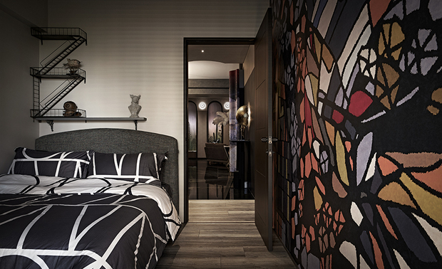 
次卧
Bedroom I&II

卧室的主人为年轻设计师，选定Loft风格做为主调，以线条各异交错的形式，展现创意发想不受限制，大片彩绘壁布灵感取自曼哈顿街头艺术，床头的悬挂逃生梯装饰则为纽约标志性设置，与吧台区的都会天际线遥相呼应。

The bedroom, designed for a young designer, embraces a Loft style with intersecting lines that symbolize boundless creativity. The expansive mural, inspired by Manhattan's Street Art, is complemented by fire escape wall decor above the bed, echoing iconic elements of New York City. This design harmoniously aligns with the metropolitan skyline motif of the bar area, crafting a cohesive and dynamic cityscape aesthetic.
