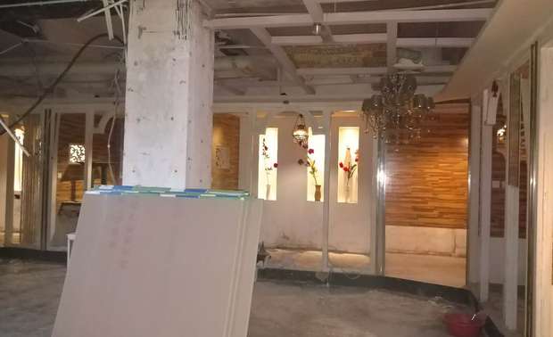 保持原雅座位置不变的基础上我们做了调整，整个地下室靠墙部分比较潮湿，后期应该做防潮处理