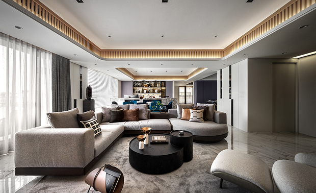 
客厅
Living Room

客厅对花花纹的大理石电视牆，透过板材切分与间接照明，充分衬托业主心爱的音响，一旁的展示柜另以镀钛金属亮丽点缀，增添画面的丰富层次；此处的软装多为圆弧、曲线等不规则造型，跳脱对方正空间的佈置想像，茶几则沿用视听设备的纯黑色，配上金属摆饰，于沉稳中流露典雅气质。

The marble TV wall with unusual pattern inlay, perfectly set off the homeowner’s cherished speaker by virtue of remarkable segment and indirect illumination. The classy showcase embellished with titanium-plated hardware strikingly enhances the rich pattern of configuration. Instead of the expected arrangement of the square capacity, we meticulously install home furnishing in irregular structures as arc and curve features. To work in concert with the absolute black tinge of audiovisual equipment, delicately install an ebony coffee table with golden ornaments, revealing an elegant and composed ambiance.
