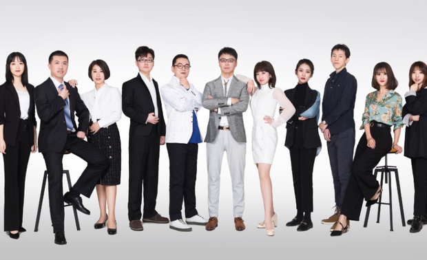 Fashion个秀，追光灯只为你闪亮，展现最美的自我，让光阴静止，在2019最后一天留下最完美的影像；Fashion团体秀，美美哒我们都是明德的骄傲，明德的舞台让美美哒我们引以为豪；
