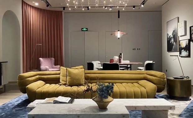 软装设计馆内展示着软装流行新趋势,涵盖整体空间展示、玻璃、雕塑、留声机、床品等多种品类的软装题材,也给我们带来了更多的家装陈设的灵感。