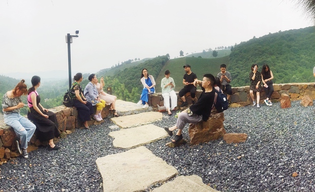 学员和老师一起在老庄山顶上课