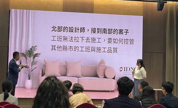 ▲LG集团带来的智能家电讲座(上图),以及供设计师们分享专案经验的交流研讨会(下图)现场,在场会员无不专注聆听分享内容。
专业技术探讨 紧随业界潮流
交接典礼结束后,主办方以「舒适生活.智慧空调」作为主题,特别邀约LG集团前来现场举办讲座,细腻分析数项最新的智慧家居产品及应用技术,包含空调控制、智能家电整合和节能系统等热门设备,带领在座联谊会会员一览产业趋势,学习活用科技创造优良居住体验的要诀。
尔后,联谊会更安排「设计师神救援」实例探讨座谈,让多位设计师上台分享过往接案时曾面临的挑战,再与台下会员激盪脑力,共同思考难题解决方案,达到提升个人专案执行力、且无形间拓展人脉的优良效果,为当日活动完美画下句点。