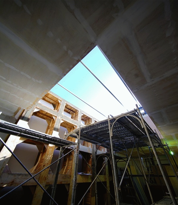 设计师保留了榕树自身完整的生态链，随着榕树而来的昆虫、蜗牛、及其他许许多多的小生物都被保留下来，没有去除掉它们。