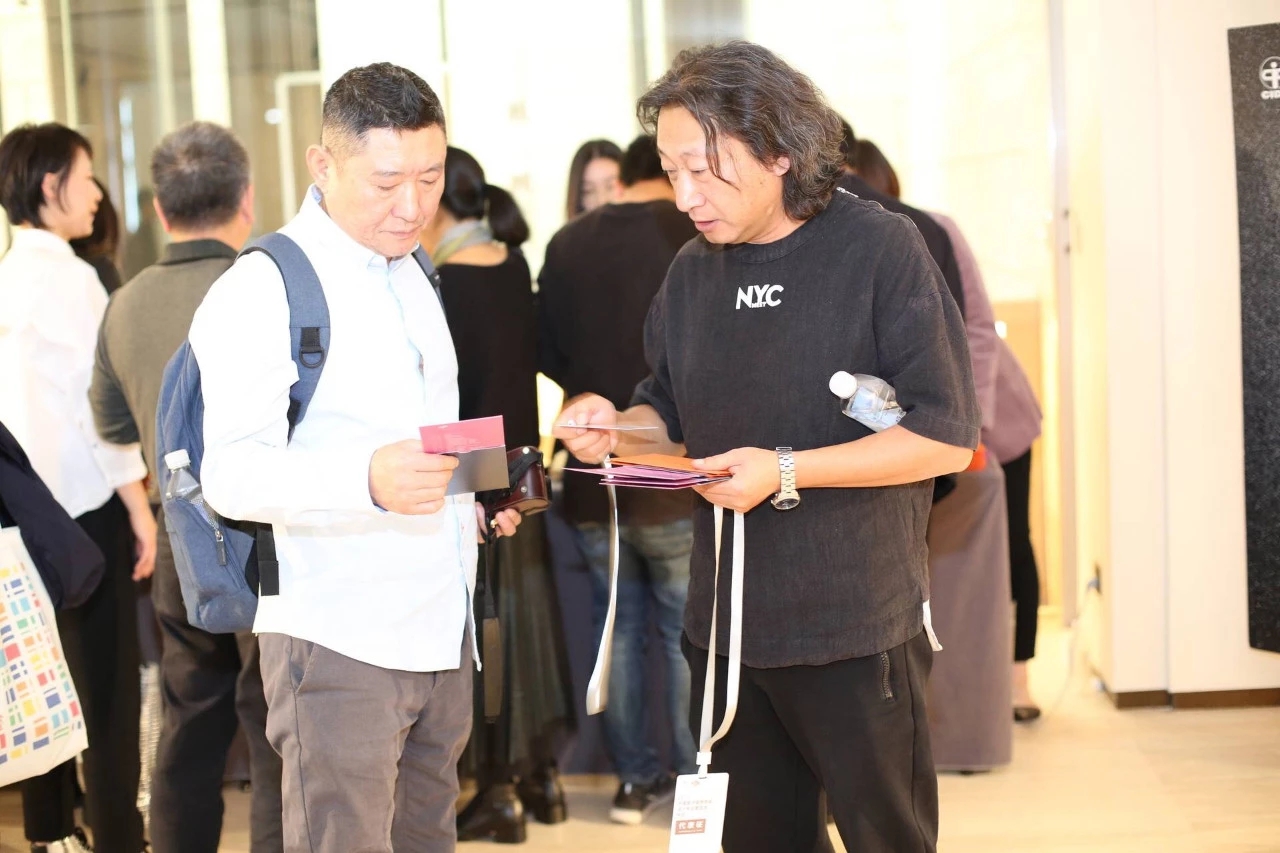 11月30日下午14点，在中国室内装饰协会副会长、中央美术学院城市设计学院院长王中教授主持下，开幕式于佛山新城中欧中心白兰厅举行。