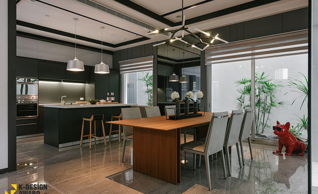 ▲为使用餐形式与位置皆更加自由，餐厨区增设一座兼具收纳功能的吧台；而使用频率较高的餐桌，则在选用上方吊灯时别具巧思，以多向延展的出色造型成为空间主灯。
