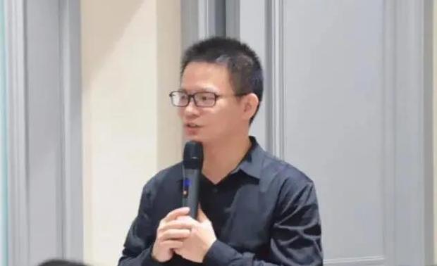 简龙招
红星美凯龙厦门
五缘湾商场总经理
红星美凯龙厦门五缘湾商场经营面积达10万平方米,拥有品类数、品牌数都稳居前列。尤其是在引进了全国第二家的意大利纯进口FENDI橱柜、福建省最大的德国柏丽进口橱柜旗舰店、顶奢瓷砖品牌罗伯特·卡沃利、意大利奢华瓷砖品牌范思哲等奢侈品牌后,商场做为福建高端商业的头部地位进一步巩固。
商场完全可以满足设计师们挑剔、精益求精的设计要求与品位,也希望通过更多的设计师沙龙活动,加强设计师们与商家的沟通,更好地为业主提供适合的产品。