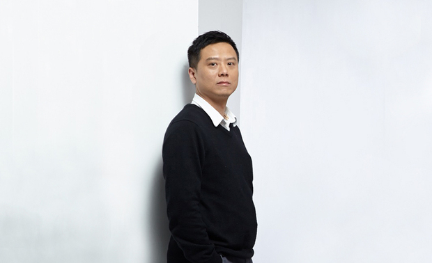 本文由OPEN编辑部撰写
将「人」视为家宅的核心,震腾设计 林乔立 设计总监 善于聆听客户需求后整合,并以赴美打下的稳健基础、不断精进的专业技术,替无数人构筑心目中的理想场域。今天,OPEN团队有幸邀请到林总监分享自身踏入业界的契机,以及他与震腾背后的故事!
震腾设计 林乔立 设计总监
「以一份对于家的真实爱恋,让经手的居家设计,每每传递幸福,让爱得以适得其所,成为满载幸福容器」怀抱这份心念,林总监巧妙融合安全实用和设计美感,打造出北欧、美式、新古典等各式风格,加之一抹清新绿意,成就洋溢人情与自然关怀的作品。