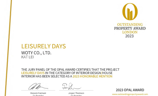 
本文由OPEN編輯部撰寫

OUTSTANDING PROPERTY AWARD LONDON，OPAL（英国伦敦杰出地产大奖）由全球知名企业集团Farmani Group组织，并以招揽全球最佳建筑师、室内设计师与房地产开发商为目标，在创造异业菁英联合平台的同时，找寻各地最富创造力、革新感、社会影响力与永续性的设计方案。参与者有机会替自己最新颖的企划，博得国际能见度，并且和产业的先驱及专业人士进行交流。

结合「侘寂美学」的设计理念，屋媞设计 设计总监 雷巧华 运用留白手法，减少屋中柜体比例，透过极简风格、温润木质调与天然採光，为业主打造简约舒适、悠閒清雅的身心静谧之所，佐搭女主人亲手製作的艺品点缀，使家宅《閒・日和》情调与居者个性契合，尽享清幽閒适外，更深获评审青睐，赢得「Honorable Mention」荣誉，引领品牌风采！
