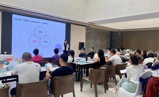 （图）简兆芝详细解说简报内容，予以台下专注聆听的参加者们众多收穫。
