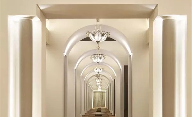 连接上下两层的仪典式的楼梯，正如圣经中雅各布天梯的意境；
三面罗列的雕像如同天使群，每上一阶梯，都似往天堂美境更近一步。 
