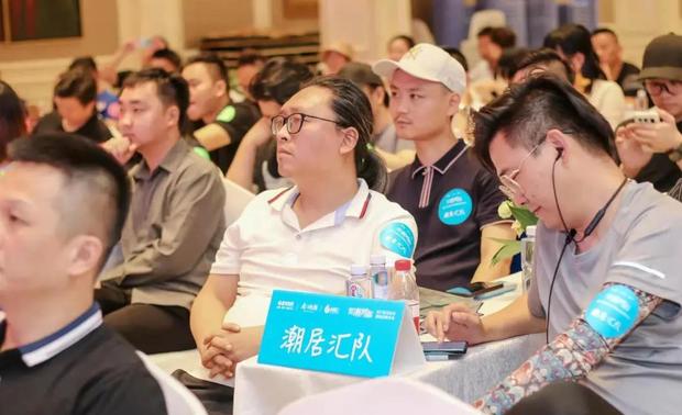 这些设计师将分为四组
分别从硬装主材、机电五金、
定制产品和软装陈设
四个业主最为关注的部分
分别选取时下最前沿、最新潮的
产品或功能进行分享