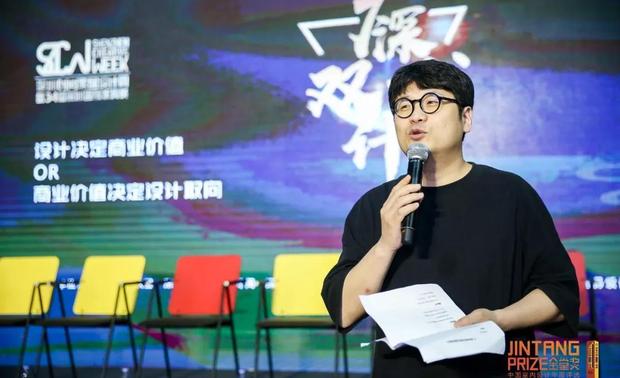 ▲嘉宾主持人朱谦知：今天的话题，听听几位明星设计师到底对这个话题怎么看？我们的规则是没有规则，但实际上希望广州和深圳的8位设计师嘉宾们真的有一个思想的激荡，让在座现场来自全国各的朋友都有启发，这是我们往往做论坛的重要原因。每个人不可能在接下来发言的5分钟时间内完整的表达设计理念和设计技能，但在有限的条件下也许会对各位有激荡和启发，这就实现了这一次聚会的目的。
