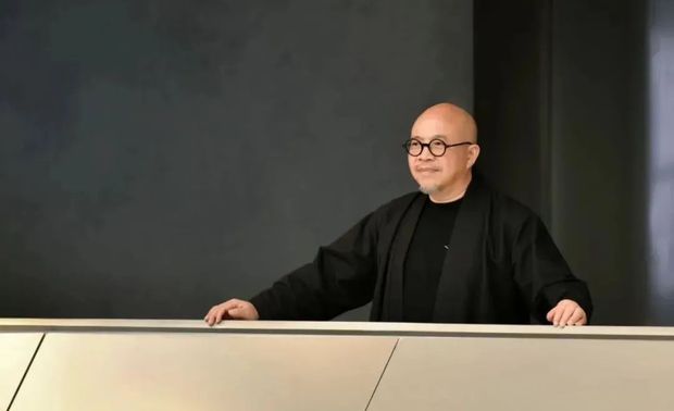 本期嘉宾

杨邦胜YANG设计集团创始人、首席设计师

从业近30年，以前瞻的理念引领YANG走入国际顶尖酒店设计公司之列，为洲际、万豪、希尔顿、凯悦、凯宾斯基等国际酒店集团，设计超700家高品质酒店。杨邦胜先生坚持“自然造物”的设计哲学，将东方美学与艺术、文化相融于空间中，追求设计的完美境界。他关注设计的可持续性，既为当下客户与社会的需求设计，也为未来而设计。他积极投身公益事业，为人才培养、行业发展做出了突出贡献。