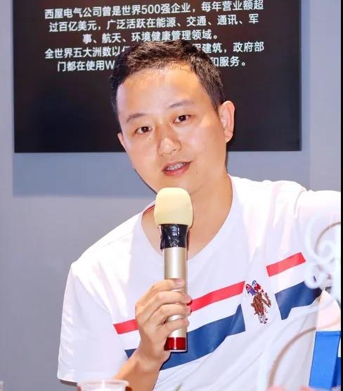 张小威
好易居装饰设计总监
我认为设计师一定要时刻站在潮流的前沿,并且自己去体验生活,这样才能有好的设计。
像我的第一套房子,当时对厨房的动线等没有太多概念,导致操作使用不便捷。第二套房子,我就调整了厨房的操作动线,让动线更合理,操作更便捷,现在连我会经常下厨房做饭。