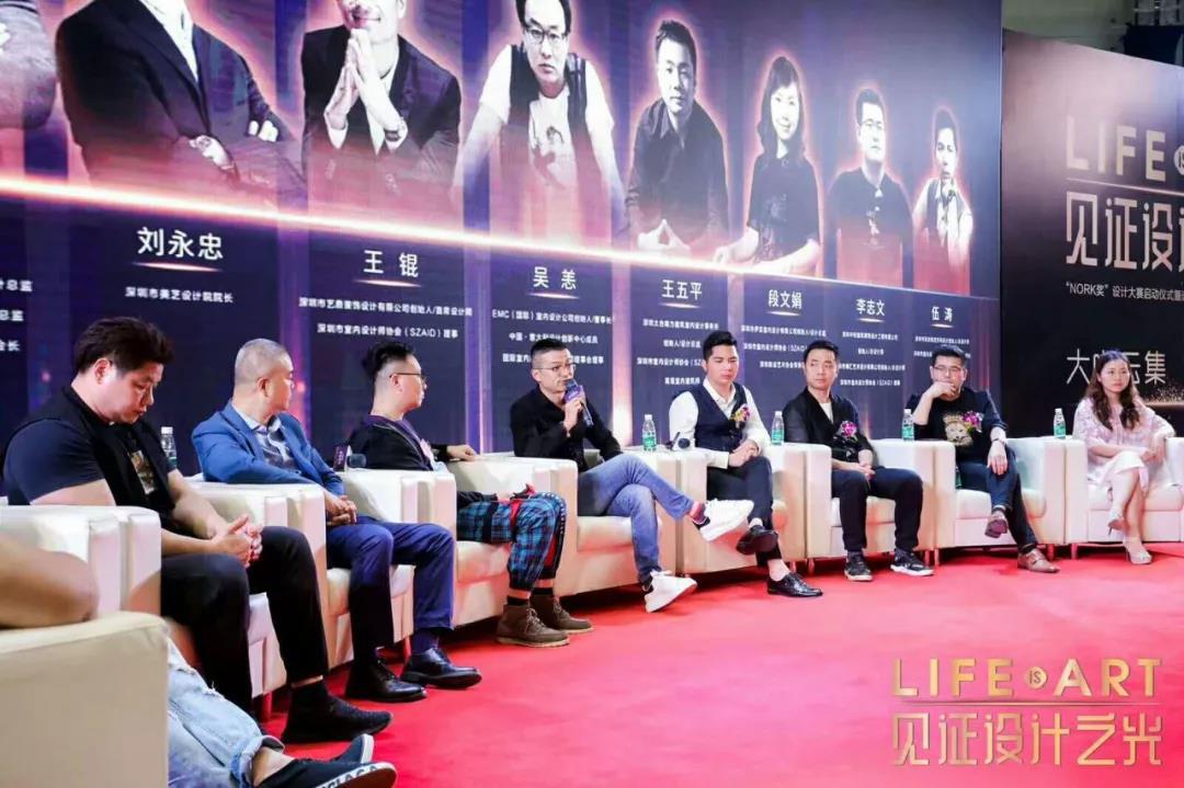 王总强调：“每一个餐饮空间，都具有特殊性，对灯光的需求也不尽相同。比如快餐厅，我们着重考虑灯光的照明功能，会用明亮一点的灯光，让顾客在消费过程中有一个便捷、高效的用餐体验。而在咖啡厅，我们会用暗一点的灯光，比如选用射灯或者灯带来营造温馨浪漫的氛围。另外，在做主题餐厅时，我们会在满足照明的基础上，通过设计灯的造型、色彩或者光线，让空间变得更加有趣。就像我们公司的slogan说的，造趣造美好。”