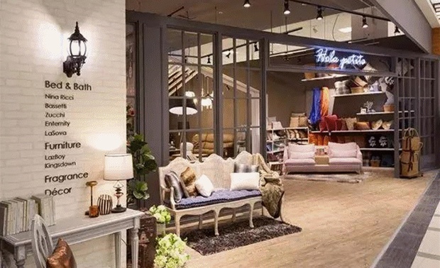 透过设计者的美感捕捉，空间搭配居家陈设，仿佛一切触觉、视觉、嗅觉、听觉与味觉促成一份浪漫，打造优雅法式居家与精致美好的享乐生活态度，每个微小居家的细节，将成就动人时光的幸福记忆。
几何错综的空间规划，如实展现立体帷幕，透过灰色调的窗，将通透场域的优雅表露无遗，仿佛每一个不同的空间都有着紧密的关联。每一扇窗，透映着不同区间的生活调性，仿佛是小资少女的window shopping，哼歌漫步在巴黎街头，畅游浓缩于橱窗之中的情感与梦想。