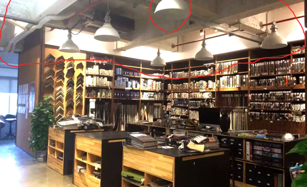 ▲顶面没有任何吊顶，消防及空调管线也未进行任何美化处理，灯光仅为照明使用。
