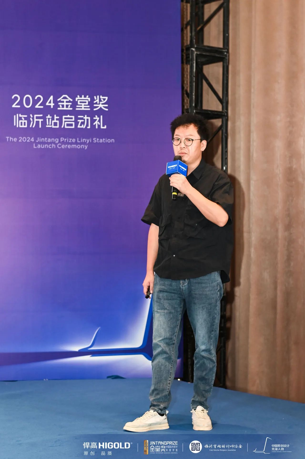 北岛大观设计事务所创始人 李飞老师应邀登台，带来《空间逻辑的趣味性表达》精彩主题分享，从空间布局的基本逻辑出发，解析设计师如何兼顾生活场景与艺术美学，将忙碌的生活片段裁剪成富有趣味的空间意境。