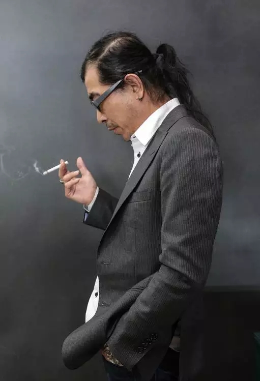 追求特立独行的气质格调，但绝非简单的标榜。“雅”，是内心温和细腻的积淀；“痞”则是一种“宽容你所不解，我也有我坚持“的态度。

着装时而温文儒雅，时而随意不羁。无论到哪，总是烟不离手，这些流露出来的是一种不受生活形式所束缚，自由不羁的生活方式。雅在于那份精致，痞在于那份广博学识下对生活的见解和勇气。      

在德国领红点奖的时候，邱春瑞先生痛斥红点奖层层设卡，交费过高，导致领奖成本非常大，并且质疑红点奖存在有为赞助商拉票的嫌疑。这种挑战权威的言行，令人咋舌。有趣的是红点奖官方在听了批评意见之后，甚至提出邀请邱春瑞在今后来参与评审。  

由于多年来的沉淀积累，邱春瑞始终以孩童般的想象力、战士般的革命毅力，在设计路上矢志不渝地追寻求索。作品早已遍布中国大陆，也屡屡斩获国内外设计大奖。
