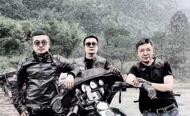 与印象中的设计师不同，王锟更像一名冒险家，办公室书架上摆放着一排头盔，喜欢玩重机，会约上志同道合的朋友，一起跨越山海。洒脱随性的他对于餐饮设计更是有源源不断的热情，在近二十的设计生涯中，始终坚持做完美有趣的设计。（左一王锟）