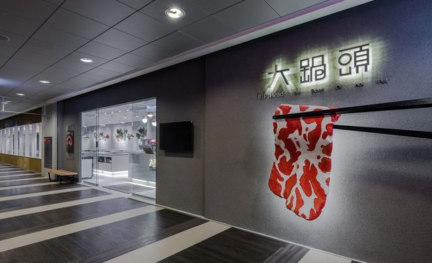 金獎作品：《奉食主義》
（图）我们将它定义为一处可让人入内饱食、身体与视觉暂获舒缓、解放的餐饮空间，因而以具有淨空感的灰白色系为基调，与其他五花八门的店家风格有所区分。