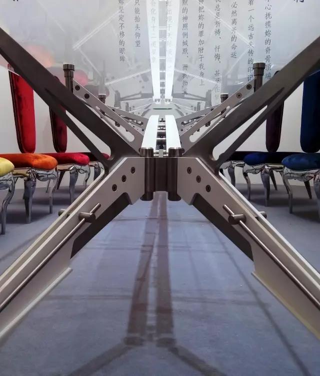 家具的设计纤细简练、在简洁的外表下，却非常讲究线条的修饰，这些细微的修饰使得蕴含着极致的精雅与精致，同时桌子也是建筑的隐喻，当家具结构放大后仿佛一座真实的桥梁。“天枢桌”的意涵则来源于部落彩虹桥高贵荣耀的传说，彰显出餐桌就座的主人及宾客高贵气质。
