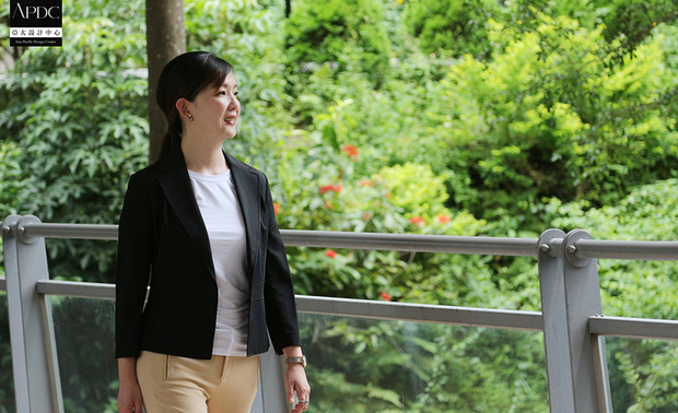 简兆芝 主持设计师(建筑师)
简兆芝 /Kathy
学历
国立交通大学建筑研究所 设计组硕士
经历
皓宇工程顾问股份有限公司 建筑暨都市设计组-副理
固特室内设计工程有限公司-专案设计师
欣汉设计工程有限公司-主设计师
实力文教机构 建筑师班-讲师
台北科技大学 非学分班-兼任讲师
兰阳技术学院-兼任讲师
西安贾孝远建筑师事务所-室内设计部经理
大器设计-部门经理
陈廷杰建筑师事务所-室内设计总监
公司宗旨
简兆芝室内装俢设计有限公司,尝试探寻「人」与「空间」的融合及对话。「空间」是一个装置的机构,这个机构含括了种种静态与动态的行为,「设计」为了各种静态及动态的行为,进行量身订製规划、配置,进而使其达到合理的安排及使用化,在这个过程中包含了区隔、动线、配置预算,以上这归属于机能性的部份,在设计上我们必需呈现生命力,更精准的是说让它可以带出其本质的灵魂,充满其中。
设计理念
顺应空间场域的自然特性、使用者的活动状况、构造方式而决定其空间设计定位;希望从其空间视觉上表现出内外张力的互动,及空间质量与色彩的平衡,将空间呈现出互相交错及延伸之特性;可融合出使用者与其空间之个人化独特空间氛围,希望扬弃僵化的空间区分之边际线,运用简洁创新的手法,来定义空间本身的生命力,脱茧出传统空间界线定义的束缚;不遵守传统对称设计的手法,端视使用者需求及平衡设计之手法来呈现空间效果。
获奖纪录
2021 中国 地产设计大奖《墨艺藏金》- 优秀奖
2021 法国 Novum Design Award《舞花绽艺》- Silver Winner
2021 韩国 K-Design Award《酌艺》Finalist
2020 中国 Design Focus 国际空间设计大奖 荣获 年度设计行业菁英人物
2020 中国 金堂奖《墨艺藏金》入围作品
2020-2021 中国 室内设计年度封面人物
2020 杜拜 国际专业室内设计大赛《墨艺藏金》住宅空间类 铜奖
2020 法国 MAISON&OBJET Design Award《墨艺藏金》入围
2020 美国 MUSE Design Awards《墨艺藏金》《磐石雅居》金奖
2020 中国 金外滩奖《Deloitte Taiwan》最佳办公空间 优秀奖
2019-2020 地产设计大奖.中国《Deloitte Taiwan》优秀奖
2020 法国 NOVUM DESIGN AWARD《磐石雅居》银奖
2020 德国 German Design Award《Deloitte Taiwan》Winner
2019 中国 金堂奖《Deloitte Taiwan》入围作品
2019 英国 Outstanding Property Award London《Deloitte Taiwan》Winner
2019 英国 Outstanding Property Award London《幽岸岩光》Winner
2019 美国 International Design Awards《幽岸岩光》Honorable Mention
2019 美国 Muse Design Award《幽岸岩光》金奖
2019 义大利 A' Design Award and Competition《Deloitte Taiwan》银奖
2019 杜拜 DUBAI Competition《Deloitte Taiwan》《幽岸岩光》双银奖
2019 中国 M+高端室内设计大赛《幽岸岩光》年度影响力TOP100
2019 中国 亚太室内设计精英邀请赛《Deloitte Taiwan》大奖《幽岸岩光》荣誉提名奖
2019 美国《interior Design》中文版 1989-2019 全国百名优秀室内建筑师
2019 台湾 华人金创奖《Deloitte Taiwan》优良作品《幽岸岩光》入围作品
2019 美国 SPARK Spaces Design Awards《Deloitte Taiwan》Finalist
入围作品《酌艺》