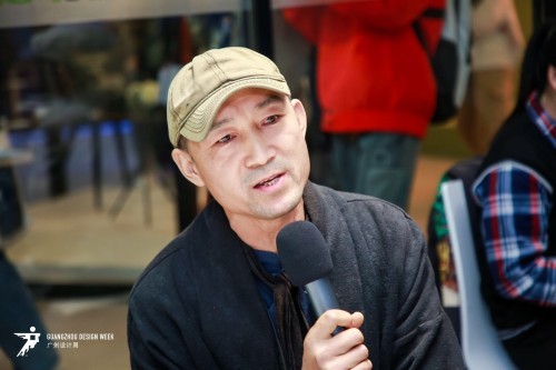 孙军从自己从事老宅设计的经验出发,说出自己对新生的想法。他说,“中华文化上下五千年的文化宝藏不能丢弃,然而随着时代的发展平均每天就有上百个传统村落走向消亡。我认为设计应该做的,就是让这些文化历史得以恢复和保留,即使在科技发展的新时期,盘活文化资源更是重要的设计的回归。”