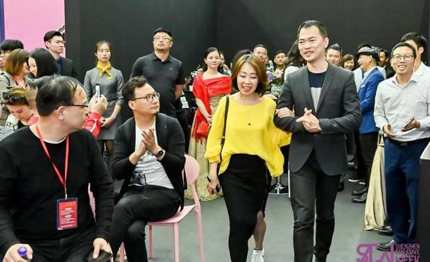 入场嘉宾：台湾知名策展人、媒体人、台湾百世中国CEO、台湾室协、台湾室内设计周策略长、青风文化策略长陈悠溱女士与台湾YHS设计事业有限公司创始人&主持人、台湾室协TnAID副理事长、亚洲大学室内设计学院助理教授杨焕生先生共同入场。
