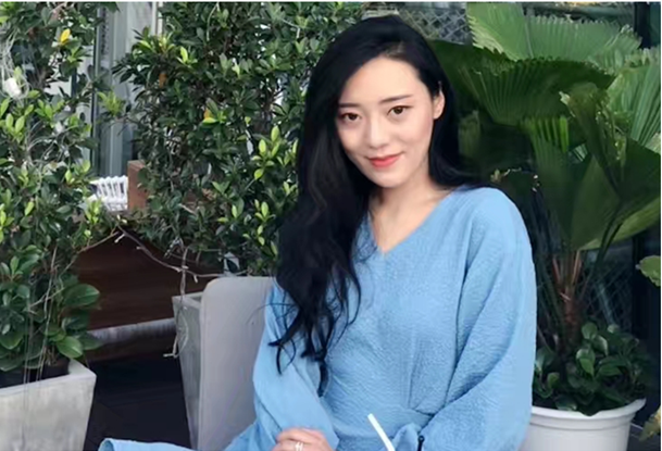 图| 樊颖希 女士
GUMINGSIYI服装设计导师&时尚顾问、2013至今：自主创立Mora Fan独立设计师品牌
