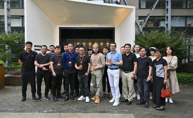 ▲广西站·南京站大合影

广西站和南京站聚力南京，目光，思想，理念的聚合，也让我们欣喜的看到了设计的更多可能。

部分图片来源：广西站团员、唐韡哲

附本次参与游学的广西团成员：
广西环境艺术设计行业协会 会长｜韦静云
广西环境艺术设计行业协会 执行会长｜韦晓光
广西环境艺术设计行业协会 监事长｜石磊
广西环境艺术设计行业协会 常务副会长｜马国彪
广西环境艺术设计行业协会 常务副会长｜卢余斌
广西环境艺术设计行业协会 木兰会副主任｜赵泽燕（女）
广西环境艺术设计行业协会 朱永琳（女）
广西环境艺术设计行业协会 青年委｜副主任｜曾节
广西环境艺术设计行业协会 陆游
广西环境艺术设计行业协会 钦州分会执行会长 褚之零
广西环境艺术设计行业协会 黄日伦 秘书长
森鹰门窗南宁总经销 何总