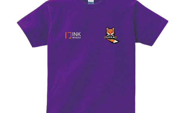 (图)带有简兆芝室内设计logo的大安国中篮球队T-shirt设计稿。
本文由OPEN编辑部撰写、图片由「简兆芝室内设计」提供
2023年国中篮球联赛(JHBL)最终结果出炉,台北市大安国中篮球队 睽违十八年重返前八强,踏实地朝冠军迈进,其以不懈努力度过往日低谷、回到聚光灯下的亮眼表现,深深吸引 简兆芝室内设计 简兆芝 主持设计师 的目光,大方为篮球队提供赞助。
「正巧我国中也是篮球队的一员,即使进到室内设计界,『篮球』依然是我内心惦记的事物。」提起篮球运动,过往曾在球场上挥洒汗水的简设计师难掩兴奋之情,分享昔日和球队友人角逐胜利的青涩回忆,正因为这股始终于心底流淌的热血,使她在了解大安国中篮球队的赛场历程后,毅然决定为他们的追梦之旅尽一份心力,让小球星们在场上尽情发光发热。
梦想引发的共鸣之外,简设计师进一步表示,近年体坛频传捷报,她身为喜爱篮球运动的一员,希望此项目未来在各种赛事上,也能为斐然战绩再添一笔荣耀,于是才以社会人士的身份成为球队的助力,期许从力所能及的小处着手,持续不懈,将来有一日能结出丰硕的果实,令中华篮球能在国际舞台上斩获荣光。