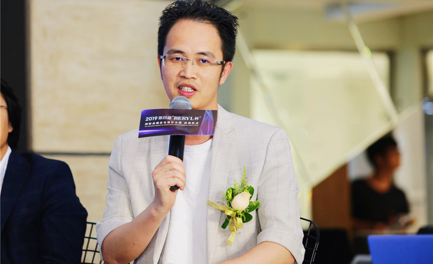 朱俊翔：从业13年，我有很多一段时间都在体验室内设计行业的快餐文化，浮躁、快速、肤浅、抄袭。中国文化的多元性让我逐渐意识到设计应该更具包容性和恒久性。业界普遍认为家装设计最没有技术含量，我很珍视和业主的每一次真诚沟通，寻求文化和理念的高度趋同，用心与文化元素的提取，软装配套的落地执行。
