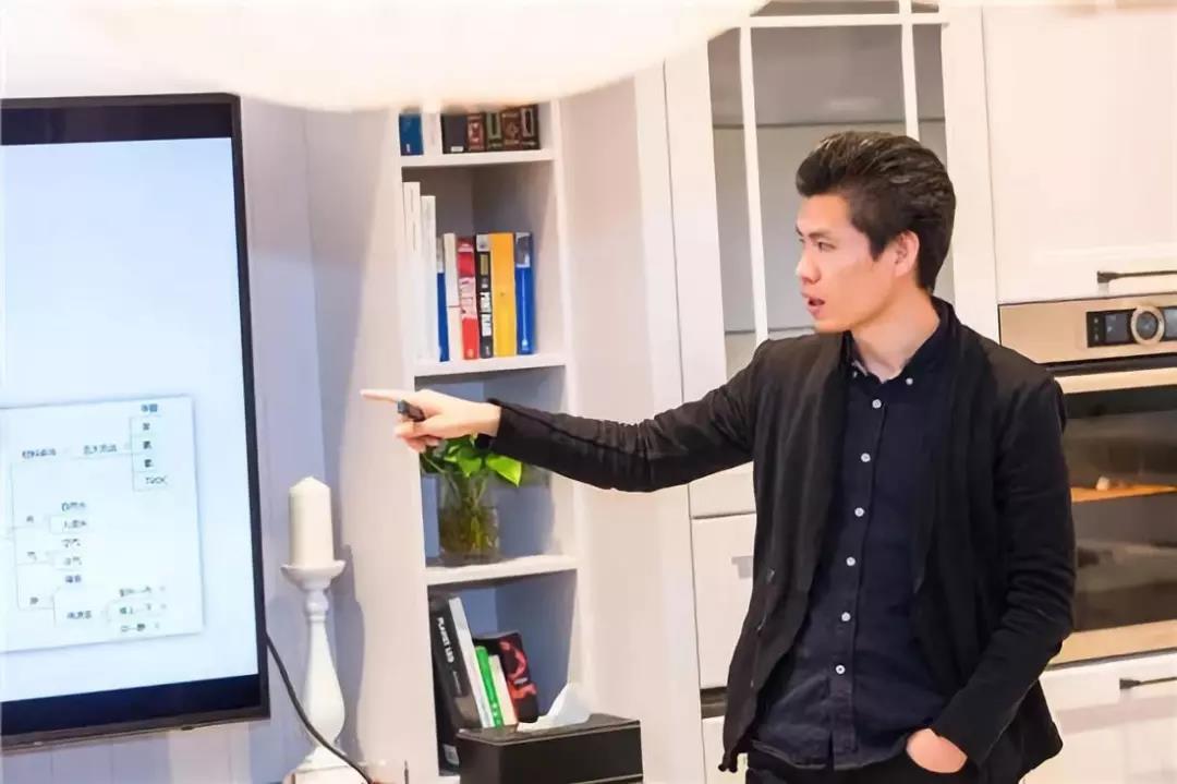 名家设计创始人杨宇先生，在现场为大家呈现了自身所构建的绿色环保空间设计执行框架，全方位展现了设计师在室内空间设计时所需思考和兼顾的多个方面。杨宇说到，不管是问题还是需求，在客户想到之前，我们已经想到并提出解决方案，包括环保，这是名家设计团队的设计服务理念。