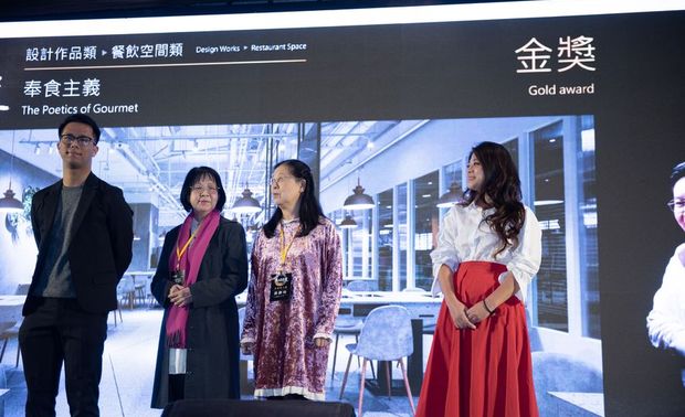 （图）Celine上台等待华人金创奖公布获奖者，最终荣获餐饮空间类金奖。
