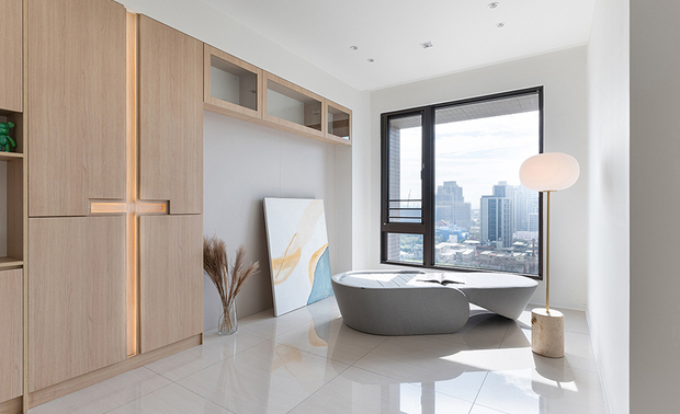 客厅——轻彩点景 明朗怡情
推门入屋,迎面而来的无暇粹白抱拥归人,细腻木纹引其缓步前行,踏入屏除一切电子设备的简洁境地中;鲜明缀点的橘蓝双色画作,及应和柜面十字的圆润立灯,彷彿以柔彩暖光抚平烦扰思绪,加之窗畔的柔灰摺迭沙发床,形构居者自在坐卧的惬意角落,于身、于心,皆能全然洗涤平日在外奔波的困倦疲乏。