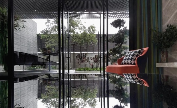 座落在台中的酒店空间，泱泱暮色云气淹淹润润，日落前的都会高低错落建筑群以天幕山峦衬底雕出城市天际线。这顶层旅馆关注空间机能与型式，积极创造空间水平轴线的延续来衔接窗边天地大景，借此深化视野旷邈，室内更广泛采用空间借景延续手法，将室内外空间合而为一，融为自然与生活日常感。从而勾勒出旅行惬意。
室内灰白色调搭配墙面木质肌理与灰石天然纹路，不纷不縕却耐咀嚼，室外劈面石材短墙衬底搭配植栽与老树连接无边际天际线，两者室内外空间达到自然、美学与机能效果，召唤出一种感性优雅韵味。