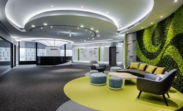 优良作品：《Deloitte Taiwan》
（图）接待大厅于层次挑高的圆弧中洒落充足照明；沿着天花线缓降，双眼被顺势牵引至前方柜檯，使来客能够自在地移动脚步，而未有半分压迫。