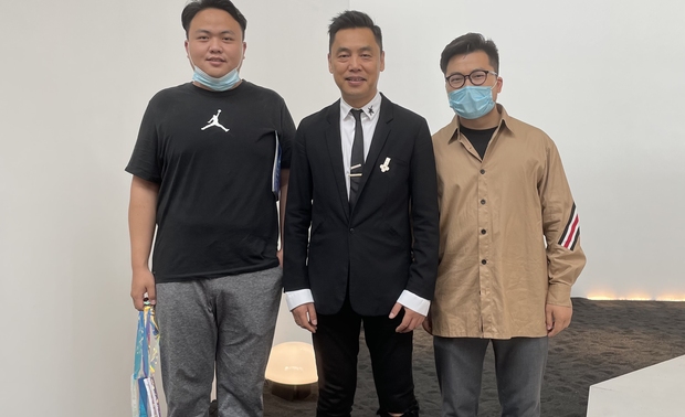 ▲ 尚舍生活设计师与孟也老师合影
外WHYGARDEN在“设计之春”的展出是尚舍生活设计师在广州展会的重要一站。在观展过程中,尚舍生活设计师带着对家居设计的新思考,在现场向孟也老师请教交流。
另一个亮点主题展“CMF趋势LAB”同样吸引了大家的眼球,它是中国家博会首个聚焦CMF(色彩、材料与表面处理)设计与趋势的主题大展。
CMF从消费电子、生活用品、到家电和交通工具,迅速影响到了家居行业。此次主题展主要以“虚拟重构实验室”、“融手艺材料实验室”、“精致懒实验室”、“无废实验室”四大主题实验室呈现未来创新设计的趋势。