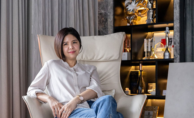 艾美幸福设计
设计总监 许捷甯
公司简介
艾美幸福 艺起幸福
幸福,是一个人的需求得到满足,
而产生的喜悦感,
是人们希望长久保持的心理情绪。
艾美幸福依循客户需求,
以简约舒适的感受为出发点,
规划并打造出专属于居者的幸福空间,
使美学触角透过设计感动人心。
艾美幸福 全力以赴
除了细腻的施工品质,
艾美幸福在设计上也不断突破创新,
将对于设计的热忱透过作品传递,
化情感于家居场景,融精神于商空领域;
此外,为满足业主所需,
艾美幸福更提供多元的服务项目,
由细节至整体全面照护,
贴心且完善地孕育美好境地。
设计理念
因应每位使用者的需求及案场条件,
在面对不同空间时皆转换至全新心态,
悉心自每一次互动中撷取重要资讯,
务使业主的理想蓝图化为实际画面,
呈现独一无二的幸福居所。
品牌核心价值
1. 改变的力量——
完美幻化Before & After,
以质感作品换取真心笑容,
忠实呈现理想居家与商空场景。
2. 专业、温柔、坚持——
业主的反馈是成就感的来源,
从良好的沟通中取得双方共识,
并提供新颖的设计想法,
最终创造彼此皆能满意开怀的圆满结果。
3. 自然舒适的美学生活——
剖析空间用途,
以基本的舒适需求为原则,
打造精緻生活场域。
获奖纪录
2025 美国 MUSE Design Awards 银奖 -《清煦》
2025 马来西亚 My Favourite International Design Award 入围 -《潋光雅寂》《清煦》
2024 中国 HCA高定家居设计奖 - 年度城市十大高定家居空间设计师
2024 美国 MUSE Design Awards 银奖 -《夕萦》
2024 美国 TITAN Design Awards 银奖 -《潋光雅寂》
2022 美国 MUSE Design Awards 银奖 -《酷玩人生》《沐晖癒生》
2022 杜拜 国际专业室内设计大赛 铜奖 -《酷玩人生》
2022 英国 LICC Official Selection -《酷玩人生》
2021 中国 APDC 亚太室内设计菁英邀请赛 佳作奖 -《璨光》
2021 美国 MUSE Design Awards 银奖 -《漫步光廊》《璨光》《轻思·享漫》
2020 台湾 中华工商经贸科技发展协会 第19届品质金像奖
2020 中国 2019-2020年度亚太华人设计华腾奖 住宅公寓空间类 金奖
2020 中国 她设计奖(Hers Design Award) 年度优秀空间 -《漫步光廊》
2020 杜拜 迪拜国际专业室内设计大赛 住宅空间类 优秀奖 -《漫步光廊》
2020 中国 APDC亚太设计菁英邀请赛 住宅空间类 佳作 -《漫步光廊》
获奖作品《潋光雅寂》