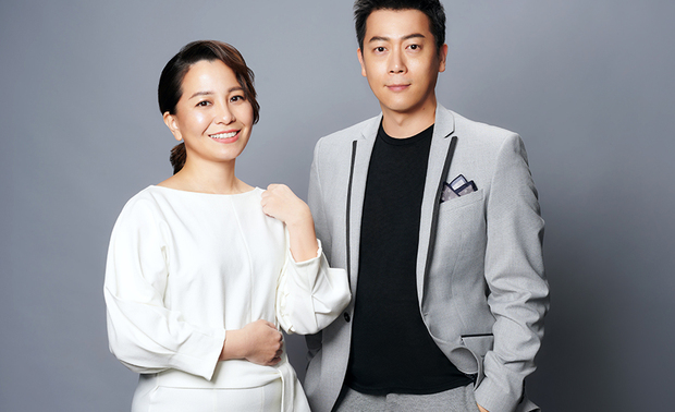 黄威郡 设计总监
卓玲妃 设计总监
公司简介
叡:明智、佳美;观:察看、审视。
叡观国际空间规划——以细腻的人文视角,创造空间的幸福温度,建构专属生活场景!创立于2017年,服务项目涵括:住宅设计和商业空间规划、建筑设计……等。 我们拥有专业的设计团队及丰富的工程背景,特别着重「空间」与「人」、「环境」之间的生活连结——为客户量身打造「专属空间」,让每笔预算充分运用,致力成为业主心中值得信赖的好品牌!
设计理念
设计的淬鍊与工艺的逻辑,交织成为感性和理性的呈现。
叡观国际空间规划——讲求艺术人文的独特美学,注重情感性格的专属温度。
■场域本质·生活情感
空间是乘载情感记忆的所在,
我们依循生活轨迹,回归设计的纯粹本质,
将场域保留给使用者,予以更多的想像和弹性,适情适性且适得其所。
■空间规划·机能导引
空间动线——行走之间移步易景,伴随时序变化,沐浴光影。
格局配置——串起空间与人之间的互动。
透过专业整合,满足使用者的需求与喜好。
■色调质地·空间肌理
结构比例、材质纹理、细节质感,
一笔一划、临摹描绘、妥适拿捏,
构成空间的细腻品味与独有内蕴。
获奖经历
2020 中国 金堂奖《墨染植境》 - 入围
2020 中国 PChouse Award 私宅设计大奖《Quiet and Elegant》- 年度BEST100作品奖
2020 美国 Muse Design Award《Quiet and Elegant》《墨染植境》- 双金奖
2020 法国 Novum Design Award《墨染植境》- 金奖
2020 法国 Novum Design Award《Quiet and Elegant》- 银奖
2020 台湾 华人金创奖《Infinite Creativity》- 概念设计类 铜奖
2020 杜拜 国际专业室内设计大赛《Infinite Creativity》- 概念设计类 银奖
2020 中国 APDC亚太室内设计菁英邀请赛《Infinite Creativity》- 办公空间类 金奖
2020 中国 APDC亚太室内设计菁英邀请赛《墨染植境》- 办公空间类 佳作奖
2020 中国 金外滩奖《Infinite Creativity》- 最佳概念设计 入围
2020 新加坡 室内设计大奖《Infinite Creativity》- Best in Workspace Design FloorArea ≥ 500 sqm Honorary Mention
2020 美国 SPARK SPACES DESIGN AWARD《墨染植境》- Finalist
2020 韩国 K-Design Award《Infinite Creativity》- Finalist Selection
黄威郡、卓玲妃
叡观国际空间规划有限公司 设计总监
电话:+886-4-2241-1238
传真:+886-4-2241-2145
地址:台中市北屯区平阳里崇德路二段255号4F
信箱:ruiguanvlog@gmail.com
网址:http://ruiguan-design.com/
OPEN Design 动能开启传媒:http://www.openworld.tv/talk/