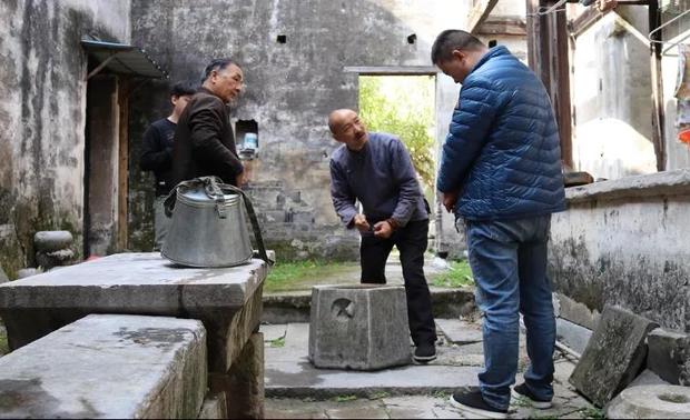 毕竟老宅几百年了,有很多传统工艺。
孙老师都是亲自去慢慢研究,再一点一点地慢慢复原。